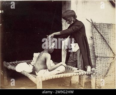 Willoughby Wallace Hooper - Indian Barber - 1860 - un homme âgé barber coupe les cheveux d'un jeune homme. Banque D'Images