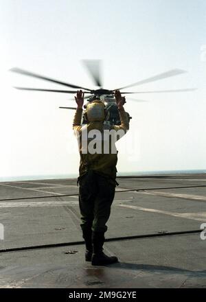 JASON Kjos, le compagnon de première classe DE L'AVIATION DE LA MARINE AMÉRICAINE Jason Kjos dirige un stalinon de mer CH-53D sur un point d'atterrissage en hélicoptère sur le pont de vol de l'USS HARRY S. TRUMAN (CVN 75) pendant la SURVEILLANCE de l'opération SOUTHERN. Objet opération/série : BASE DE VEILLE DU SUD : USS Harry S. Truman (CVN 75) Banque D'Images