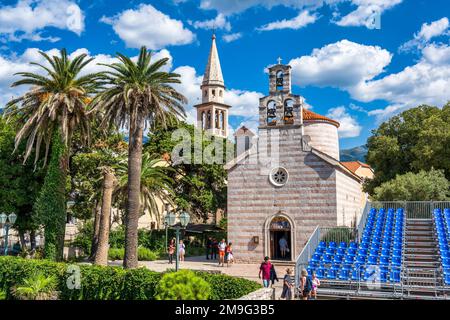 Église Sainte-Trinité, avec le clocher de l'église Saint-Jean en arrière-plan dans la vieille ville de Budva sur la côte Adriatique du Monténégro Banque D'Images