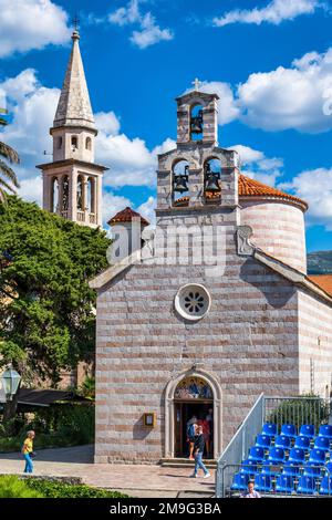 Église Sainte-Trinité, avec le clocher de l'église Saint-Jean en arrière-plan dans la vieille ville de Budva sur la côte Adriatique du Monténégro Banque D'Images