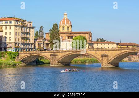 Rivière Arno à Florence avec une barque Banque D'Images