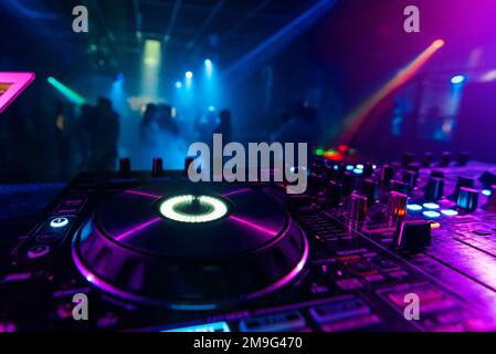 Manette DJ professionnelle pour mixer de la musique électronique dans une discothèque Banque D'Images