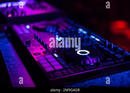 Manette DJ professionnelle pour mixer de la musique électronique dans une discothèque Banque D'Images