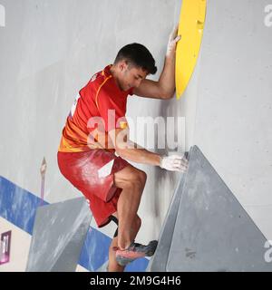 5 AOÛT 2021 - TOKYO, JAPON : Alberto GINES LOPEZ d'Espagne participe à la finale de Bouldering combiné des hommes d'escalade sportive lors du match olympique de Tokyo 2020 Banque D'Images