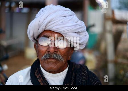 Pushkar, Rajasthan, Inde - Nov 7 2022: Portrait d'un vieil homme Rajasthani ou Marwadi dans la tenue régionale, portant le turban (pagdi). Banque D'Images