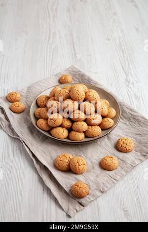Biscuits Amaretti Cookie faits maison sur une assiette, vue latérale. Banque D'Images