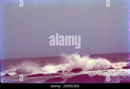 Les vagues se produisent lorsque la force du vent souffle sur l'eau de surface, transférant son énergie et faisant bouger l'eau dans un mouvement circulaire. La montée et la chute des molécules d'eau créent une onde qui se déplace dans la direction du vent. Les vagues sont créées par l'énergie passant à travers l'eau, ce qui les fait se déplacer dans un mouvement circulaire. Cependant, l'eau ne se déplace pas en vagues. Les vagues transmettent de l'énergie, et non de l'eau, à travers l'océan et, si elles ne sont pas obstruées par quoi que ce soit, elles ont le potentiel de traverser un bassin océanique entier. Banque D'Images