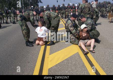 Deux femmes sont menottées lors de la Journée des forces armées lors d'une manifestation. Les gens ont inondé la porte principale de la base aérienne de Vandenberg, en Californie, de centaines de personnes pour faire entendre leur voix pour leur position contre les lancements des systèmes nationaux de défense antimissile (NMD) qui ont eu lieu à partir de Vandenberg. Base: Vandenberg Air Force base État: Californie (CA) pays: États-Unis d'Amérique (USA) Banque D'Images