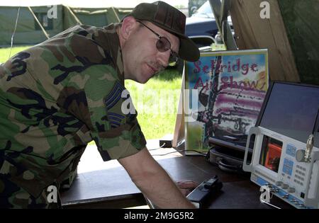La base de la Garde nationale aérienne de Selfridge, au Michigan, a organisé une exposition sur le recrutement à l'occasion de la Journée des forces armées. Les membres des escadrons de 127th escadres ont montré à leurs employeurs et à leurs invités qui sont intéressés à se joindre à la Garde nationale aérienne, ce que sont leurs emplois. Base: Selfridge Air Natl Guard base État: Michigan (MI) pays: Etats-Unis d'Amérique (USA) Banque D'Images