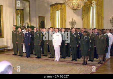 À 23 mai 2001, le président George W. Bush a organisé une cérémonie de réenrôlement pour cent membres du service américain des cinq services armés de la salle est de la Maison Blanche. Le président Bush s'est engagé à soutenir les troupes en déclarant : « J'ai promis de ne jamais vous tenir pour acquis. Tant que je vis sous ce toit, notre pays et nos militaires seront prêts à relever tous les défis que beaucoup d'entre eux apporteront à l'avenir. » Le président est accompagné du secrétaire à la Défense, Donald H. Rumsfeld, et du général Henry H. Shelton, États-Unis, président des chefs d'ÉTAT-MAJOR interarmées, qui a prêté serment aux membres du service. B Banque D'Images