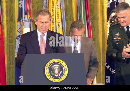 À 23 mai 2001, le président George W. Bush a parlé et organisé une cérémonie de réenrôlement pour cent membres du service américain des cinq services armés de la salle est de la Maison Blanche. Le président Bush s'est engagé à soutenir les troupes en déclarant : « J'ai promis de ne jamais vous tenir pour acquis. Tant que je vis sous ce toit, notre pays et nos militaires seront prêts à relever tous les défis que beaucoup d'entre eux apporteront à l'avenir. » Le président est accompagné du secrétaire à la Défense, Donald H. Rumsfeld, et du général Henry H. Shelton, États-Unis, président des chefs d'ÉTAT-MAJOR interarmées, qui a prêté serment au servi Banque D'Images