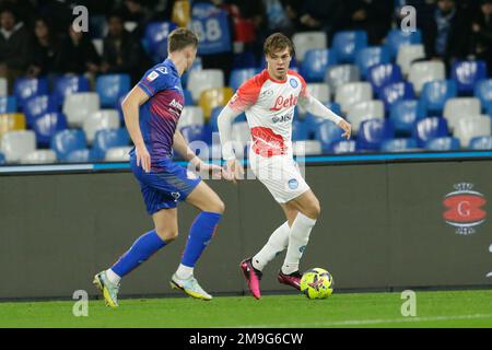 Le joueur italien SSC NapoliÕs Alessio Zerbin contrôle le ballon lors du match de football de la coupe d'Italie entre la SSC Napoli et la Cremonèse au stade Diego Armando Maradona à Naples, dans le sud de l'Italie, sur 17 janvier 2023. Banque D'Images