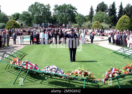 LE colonel DE la Force aérienne DES ÉTATS-UNIS (col) William 'Bill' Smith, USAF, présente un hommage en l'honneur des anciens combattants de la Seconde Guerre mondiale lors de la cérémonie du jour commémoratif américain en France au cimetière américain du Rhône, Draguignan, France. LE COL Smith est le commandant du Groupe des opérations expéditionnaires de 16th, un petit détachement américain situé sur cette base aérienne française. Lui et plus de 30 autres membres de la Force aérienne du groupe se sont joints à des représentants de la Marine, de l'Armée de terre et de l'armée française, ainsi qu'à des organisations d'anciens combattants français et américains lors de la cérémonie. Cinquante-deux couronnes placées en l'honneur des 861 anciens combattants militaires américains b Banque D'Images