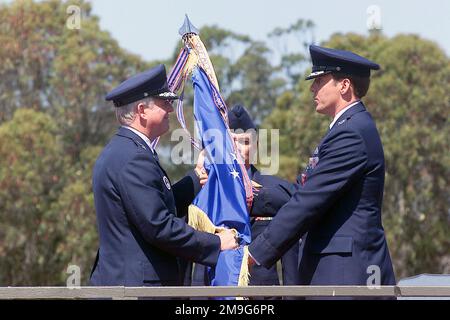 Lors de la cérémonie de passation de commandement de l'escadre spatiale de 30th tenue à la base aérienne de Vandenberg en Californie, le colonel Stephen L. Lanning, USAF, (à gauche), commandant de l'escadre spatiale de 30th, passe le guideon au commandant de la Force aérienne de 14th, le général William R. Looney III, USAF. Le commandement sera transmis au colonel Robert M. Worley II, qui est arrivé du quartier général de l'Armée de l'air des États-Unis, au Pentagone, à Washington D.C., où il a été CHEF de la Division de la supériorité spatiale. Base: Vandenberg Air Force base Etat: Californie (CA) pays: Etats-Unis d'Amérique (USA) scène Major Command montré: AFSPC Banque D'Images