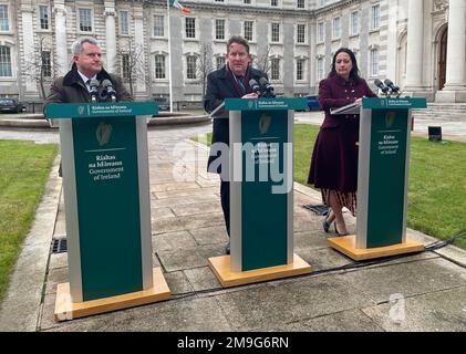 (De gauche à droite) le ministre d'État Kieran O'Donnell, le ministre du logement Darragh O'Brien et la ministre du Tourisme et des Arts Catherine Martin parlent aux médias à l'extérieur des bâtiments gouvernementaux de Dublin d'un nouveau plan pour couvrir les coûts des appartements défectueux construits pendant le Tigre celtique. Le gouvernement a annoncé un programme de plusieurs millions d'euros pour réparer les appartements de l'ère TIGER celtique, après qu'il a été révélé que des milliers de personnes à travers le pays n'ont pas été construites selon les normes. Le Cabinet a accepté de rédiger une législation pour soutenir la restauration des appartements et des duplex avec la sécurité incendie, structura Banque D'Images