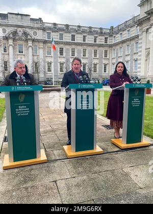 (De gauche à droite) le ministre d'État Kieran O'Donnell, le ministre du logement Darragh O'Brien et la ministre du Tourisme et des Arts Catherine Martin parlent aux médias à l'extérieur des bâtiments gouvernementaux de Dublin d'un nouveau plan pour couvrir les coûts des appartements défectueux construits pendant le Tigre celtique. Le gouvernement a annoncé un programme de plusieurs millions d'euros pour réparer les appartements de l'ère TIGER celtique, après qu'il a été révélé que des milliers de personnes à travers le pays n'ont pas été construites selon les normes. Le Cabinet a accepté de rédiger une législation pour soutenir la restauration des appartements et des duplex avec la sécurité incendie, structura Banque D'Images