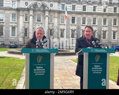 (De gauche à droite) le ministre d'État Kieran O'Donnell et le ministre du logement Darragh O'Brien s'expriment auprès des médias à l'extérieur des bâtiments gouvernementaux de Dublin au sujet d'un nouveau plan pour couvrir les coûts des appartements défectueux construits pendant le Tigre celtique. Le gouvernement a annoncé un programme de plusieurs millions d'euros pour réparer les appartements de l'ère TIGER celtique, après qu'il a été révélé que des milliers de personnes à travers le pays n'ont pas été construites selon les normes. Le Cabinet a accepté de rédiger une législation pour soutenir la restauration des appartements et des duplex avec des défauts de sécurité incendie, de sécurité structurelle et d'infiltration d'eau. Date de la photo: Nous Banque D'Images