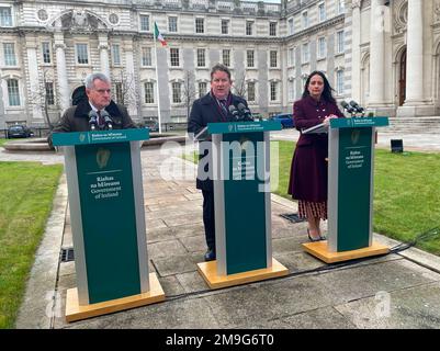 (De gauche à droite) le ministre d'État Kieran O'Donnell, le ministre du logement Darragh O'Brien et la ministre du Tourisme et des Arts, Catherine Martin, parlent aux médias à l'extérieur des bâtiments gouvernementaux de Dublin d'un nouveau régime pour couvrir les coûts des appartements défectueux construits pendant le Tigre celtique. Le gouvernement a annoncé un programme de plusieurs millions d'euros pour réparer les appartements de l'ère TIGER celtique, après qu'il a été révélé que des milliers de personnes à travers le pays n'ont pas été construites selon les normes. Le Cabinet a accepté d'élaborer une loi pour appuyer l'assainissement des appartements et des duplex avec sécurité incendie, structure Banque D'Images