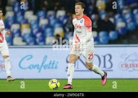 Le joueur italien SSC NapoliÕs Alessio Zerbin contrôle le ballon lors du match de football de la coupe d'Italie entre la SSC Napoli et la Cremonèse au stade Diego Armando Maradona à Naples, dans le sud de l'Italie, sur 17 janvier 2023. Banque D'Images