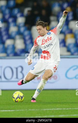 Le joueur italien SSC NapoliÕs Alessio Zerbin contrôle le ballon lors du match de football de la coupe d'Italie entre la SSC Napoli et la Cremonèse au stade Diego Armando Maradona à Naples, dans le sud de l'Italie, sur 17 janvier 2023. Banque D'Images