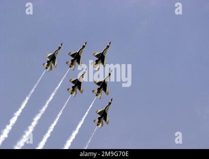 Six avions F-16 Fighting Falcon de la US Air Force Thunderbirds, dans une formation de diamants, ont fait une démonstration après la cérémonie de remise des diplômes de la Air Force Academy, située à Colorado Springs, Colorado. État : Colorado (CO) pays : États-Unis d'Amérique (USA) Banque D'Images