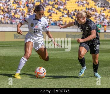 Wellington, Nouvelle-Zélande, 18 janvier 2023: Olivia chance (11 États-Unis) prend le quartier Ashleigh (30 Nouvelle-Zélande) pendant l'amitié internationale entre les États-Unis et la Nouvelle-Zélande au stade Sky à Wellington, Nouvelle-Zélande l'attaquant de Phoenix Wellington Ava Pritchard (numéro 9) Termine un exercice de glisse légitime contre le défenseur Western United Tyla-Jay Vlanic (numéro 19) (Joe SERCI - SPP) crédit: SPP Sport Press photo. /Alamy Live News Banque D'Images