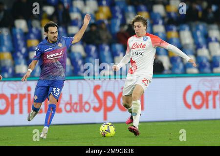 Le joueur italien SSC NapoliÕs Alessio Zerbin contrôle le ballon lors du match de football de la coupe d'Italie entre la SSC Napoli et la Cremonèse au stade Diego Armando Maradona à Naples, dans le sud de l'Italie, sur 17 janvier 2023. Banque D'Images