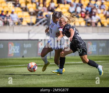 Wellington, Nouvelle-Zélande, 18 janvier 2023: Olivia chance (11 États-Unis) prend le quartier Ashleigh (30 Nouvelle-Zélande) pendant l'International friendly entre les États-Unis et la Nouvelle-Zélande au stade Sky à Wellington, Nouvelle-Zélande (Joe SERCI - SPP) Credit: SPP Sport Press photo. /Alamy Live News Banque D'Images