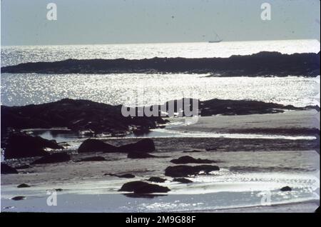 Attrition. L'attrition se produit lorsque des matériaux tels que des roches et des pierres transportées par des vagues frappent et se cognent les uns contre les autres les usant. Comme ces matériaux sont usés le sable et les galets de plage arrondis sont formés. Falaises. Les falaises de mer sont l'un des exemples les plus clairs de l'érosion de la mer que nous pouvons voir.Une vague de plongée se brise avec plus d'énergie qu'une vague de déversement beaucoup plus grande. L'onde peut piéger et comprimer l'air sous la lèvre, ce qui crée le son de « choc » associé aux vagues. Avec les grandes vagues, cet accident peut être ressenti par les personnes en bord de mer sur terre. Banque D'Images