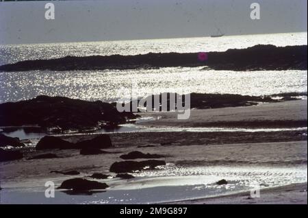 Attrition. L'attrition se produit lorsque des matériaux tels que des roches et des pierres transportées par des vagues frappent et se cognent les uns contre les autres les usant. Comme ces matériaux sont usés le sable et les galets de plage arrondis sont formés. Falaises. Les falaises de mer sont l'un des exemples les plus clairs de l'érosion de la mer que nous pouvons voir.Une vague de plongée se brise avec plus d'énergie qu'une vague de déversement beaucoup plus grande. L'onde peut piéger et comprimer l'air sous la lèvre, ce qui crée le son de « choc » associé aux vagues. Avec les grandes vagues, cet accident peut être ressenti par les personnes en bord de mer sur terre. Banque D'Images