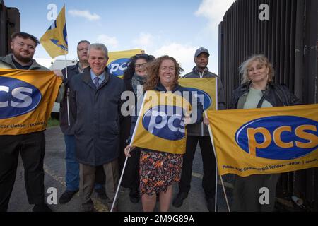 Mark Serwotka (troisième à partir de la gauche), secrétaire général du Syndicat des services publics et commerciaux, et le président Fran Heathcote (troisième à partir de la droite) avec des membres du syndicat à l'extérieur du Centre d'emploi Toxteth, Liverpool. Le PCS lance un bulletin de vote pour l'action industrielle car le centre d'emploi de Toxteth a été réservé à la clôture. M. Serwotka a rencontré des membres du PCS et des membres de la communauté locale lors de cet événement. Banque D'Images