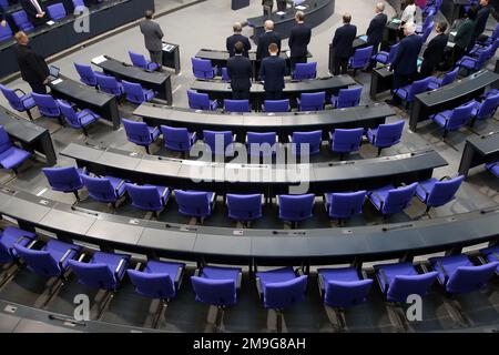 Berlin, Allemagne. 18th janvier 2023. Les membres du Bundestag allemand suivent les questions du gouvernement fédéral lors d'une session de questions-réponses. Les groupes parlementaires SPD, Verts et FDP ont présenté un projet de loi sur la réforme de la loi électorale. Selon le projet de loi, le Bundestag, largement élargi, devrait à nouveau se rétrécir - à la taille standard de 598 députés prévue par la loi. Au cours de la période législative actuelle, 736 députés siègent au Bundestag allemand. Credit: Wolfgang Kumm/dpa/Alay Live News Banque D'Images