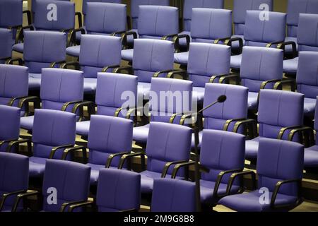 Berlin, Allemagne. 18th janvier 2023. Des rangées de sièges vides peuvent être vues au Bundestag allemand au début d'une session de questions-réponses. Les groupes parlementaires du SPD, des Verts et du FDP ont présenté un projet de loi sur la réforme électorale. Selon le projet de loi, le Bundestag, largement élargi, devrait à nouveau se rétrécir - à la taille standard de 598 députés prévue par la loi. Au cours de la période législative actuelle, 736 députés siègent au Bundestag allemand. Credit: Wolfgang Kumm/dpa/Alay Live News Banque D'Images