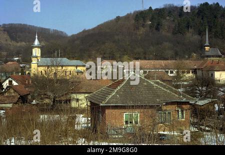 Comté de Salaj, Roumanie, environ 1999. Vue sur le village de Voivodeni, avec l'ancienne église orthodoxe en bois (1822) vue sur la droite et la plus récente (1962) sur la gauche. Banque D'Images