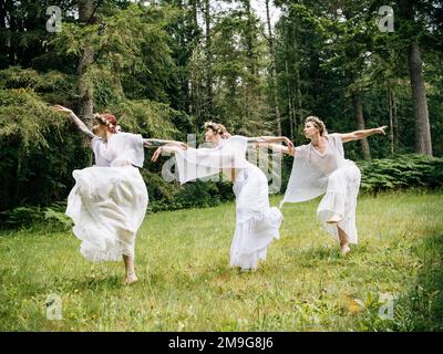 Femme trois nymphes en forêt, Bainbridge Island, Washington, USA Banque D'Images