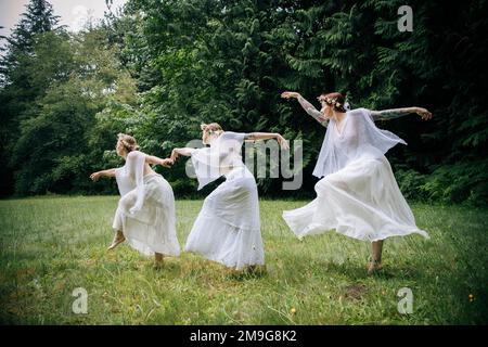 Femme trois nymphes en forêt, Bainbridge Island, Washington, USA Banque D'Images