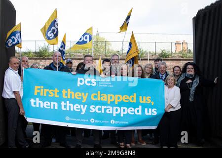 Mark Serwotka, secrétaire général du Syndicat des services publics et commerciaux, et le président Fran Heathcote avec des membres du syndicat à l'extérieur du Centre d'emploi Toxteth, Liverpool. Le PCS lance un bulletin de vote pour l'action industrielle car le centre d'emploi de Toxteth a été réservé à la clôture. M. Serwotka a rencontré des membres du PCS et des membres de la communauté locale lors de cet événement. Banque D'Images