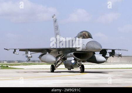 Un faucon de combat F-16C de Lockheed, affecté à l'escadron de combat 93rd basé à la station de réserve aérienne Homestead, en Floride, porte un pod de navigation/ciblage Litoring II, un pod de brouillage ALQ-131, un missile d'entraînement inerte AIM-9 et des bombes d'entraînement inertes alors qu'il est prêt pour le départ d'une mission d'entraînement locale. Un faucon de combat F-16C de Lockheed, affecté au 93rd Fighter Squadron basé à la station de réserve aérienne de Homestead, en Floride, porte un module de navigation/ciblage Litoring II, un module de brouillage ALQ-131, un missile d'entraînement inerte AIM-9 et des bombes d'entraînement inertes alors qu'il est prêt pour le départ sur un trai local Banque D'Images