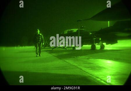 Vu de nuit, Thomas Pankok, troisième Escadron des forces de sécurité du 31st e Escadron de la US Air Force, à la base aérienne d'Aviano, en Italie, a terminé une promenade autour de la base aérienne de Malacky, en République de Slovaquie, pour vérifier la sécurité du stationnement des avions Fighting Falcon F-16 sur la ligne de flottait. Les membres de l'escadron 31st des forces de sécurité sont déployés avec l'escadron 555th de chasseurs pour participer à l'entraînement sur les armes. Base: Malacky pays: Slovaquie (SVK) Banque D'Images