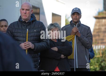 Les membres regardent des discours devant le Centre d'emploi de Toxteth, à Liverpool, lors d'un événement organisé par le Syndicat des services publics et commerciaux auquel assistait le secrétaire général Mark Serwotka. Le PCS lance un bulletin de vote pour l'action industrielle car le centre d'emploi de Toxteth a été réservé à la clôture. M. Serwotka a rencontré des membres du PCS et des membres de la communauté locale lors de cet événement. Banque D'Images