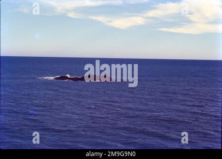 Attrition. L'attrition se produit lorsque des matériaux tels que des roches et des pierres transportées par des vagues frappent et se cognent les uns contre les autres les usant. Comme ces matériaux sont usés le sable et les galets de plage arrondis sont formés. Falaises. Les falaises de mer sont l'un des exemples les plus clairs de l'érosion de la mer que nous pouvons voir.Une vague de plongée se brise avec plus d'énergie qu'une vague de déversement beaucoup plus grande. L'onde peut piéger et comprimer l'air sous la lèvre, ce qui crée le son de « choc » associé aux vagues. Avec les grandes vagues, cet accident peut être ressenti par les personnes en bord de mer sur terre. Banque D'Images