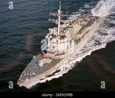 Arc oblique élevé en vue du destroyer de classe de missiles guidé Arleigh Burke Flight IIA USS BULKELEY (DDG 84) en cours sur les essais en mer des constructeurs. Pays: Golfe du Mexique Banque D'Images