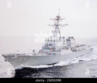 Arc tribord (45 degrés hors ligne centrale) vue du destroyer de missile guidé de classe IIA du vol Arleigh Burke USS BULKELEY (DDG 84) en cours sur les essais en mer des constructeurs. Pays: Golfe du Mexique Banque D'Images