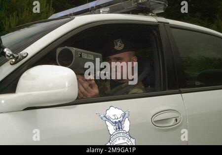 L'AVIATEUR PRINCIPAL Jason peck, compagnon des forces de sécurité, au sein de l'escadron 568th des forces de sécurité de la base aérienne de Ramstein, en Allemagne, effectue un contrôle de vitesse à l'aide d'un radar à la base aérienne de Ramstein. Base: Ramstein Air base État: Rheinland-Pfalz pays: Deutschland / Allemagne (DEU) scène Major Command illustré: USAFE Banque D'Images