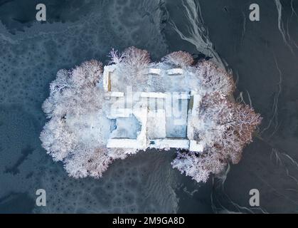 Aviemore, Écosse, Royaume-Uni. 18 janvier 2023. Vue aérienne du château en ruines recouvert de neige sur le Loch an Eilin partiellement gelé sur le domaine de Rothiemurchus dans le parc national de Cairngorms près d'Aviemore dans les Highlands écossais. Dans le nord de l'Écosse, de fortes chutes de neige ont provoqué la nuit dernière des perturbations dans de nombreuses communautés et automobilistes. Credit Iain Masterton/Alamy Live News Banque D'Images