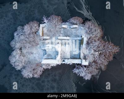 Aviemore, Écosse, Royaume-Uni. 18 janvier 2023. Vue aérienne du château en ruines recouvert de neige sur le Loch an Eilin partiellement gelé sur le domaine de Rothiemurchus dans le parc national de Cairngorms près d'Aviemore dans les Highlands écossais. Dans le nord de l'Écosse, de fortes chutes de neige ont provoqué la nuit dernière des perturbations dans de nombreuses communautés et automobilistes. Credit Iain Masterton/Alamy Live News Banque D'Images