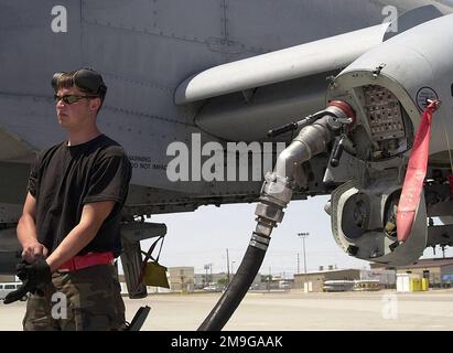 Participant à L'EXERCICE DE SAUVETAGE DANS LE DÉSERT IX, L'AVIATEUR de première classe Adam McNallen, chef d'équipage du 75th Fighter Squadron de Pope AFB, en Caroline du Nord, observe la jauge sur un camion à carburant comme un A-10 Warthog reçoit le carburant après une mission de soutien aérien étroite. AIRMAN McNallen est originaire d'East Brady, en Pennsylvanie. Desert Rescue IX est le premier exercice d'entraînement en recherche et sauvetage (SAR) auquel participent des membres de la Marine, de l'Armée de terre, de la Force aérienne et de la Marine. Il est mené dans les gammes de Fallon Naval Air Station, Nevada. Sujet opération/série: SAUVETAGE DANS LE DÉSERT IX base: Station aérienne navale, État de Fallon: Neva Banque D'Images