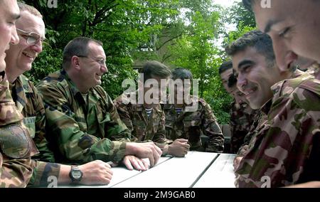 LES Sergents DE l'armée AMÉRICAINE de première classe Randy Couch et David Litchfeild siègent avec des membres de l'armée ouzbèke alors qu'ils passent quelques minutes avec des membres de l'unité de la Garde de l'Indiana, la brigade spéciale renforcée de 76th, pendant L'EXERCICE DE COOPÉRATION RÉGIONALE 2001. Coopération régionale 2001 est un exercice militaire assisté par ordinateur qui a lieu au Warrior Preparation Centre (WPC) à Einsiedlerhof, en Allemagne. Les États-Unis parrainent cet exercice multinational d'opérations "dans l'esprit du" partenaire pour la paix pour les bataillons désignés pour le maintien de la paix du Kazakhstan, du Kirghizistan et de l'Ouzbékistan. Dans l'ensemble, les forces de 11 pays Banque D'Images