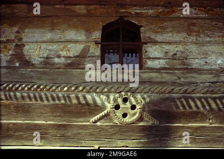 Comté de Salaj, Roumanie, environ 1999. Vue extérieure de l'église en bois de Sânptru Almașului, un monument historique datant de 1795. Une corde sculptée orne la structure. Banque D'Images