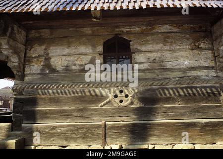 Comté de Salaj, Roumanie, environ 1999. Vue extérieure de l'église en bois de Sânptru Almașului, un monument historique datant de 1795. Une corde sculptée orne la structure. Banque D'Images